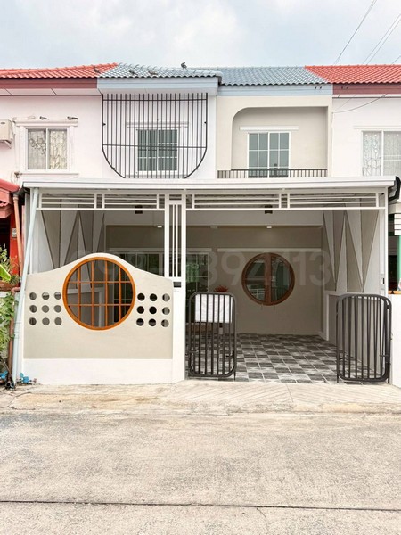 ทาวน์เฮ้าส์ 2 ชั้น หมู่บ้าน กิตติชัยวิลล่า 11 มิตรไมตรี 6/1 คู้ซ้าย หนองจอกบ้านสวยตกแต่งครบพร้อมอยู่ราคาเพียง 2.35 ล้านบาท ( 2,350,000 บาท)พร้อมโอนและจดจำนอง----------------------------------------รายละเอียด- ทาวน์เฮ้าส์ 2 ชั้น- ขนาดเนื้อที่ 26 ตารางวา- 4 ห้องนอน 2 ห้องน้ำ 1 ห้องครัว- 1 ที่จอดรถ (จอดหน้าบ้านได้ 1 คัน)** แถมฟรี **- โซฟา /โต๊ะกลาง / ชั้นวางทีวี- โต๊ะทานข้าว 4 ที่นั่งสิ่งอำนวยความสะดวก- ใกล้หมู่บ้านม�
