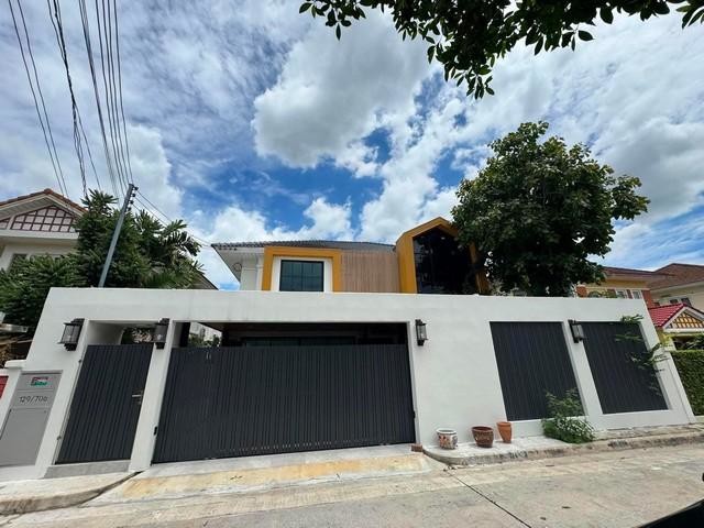 ขายบ้านเดี่ยวรัตนาธิเบศร์ 4ห้องนอน 4ห้องน้ำ 59.8 ตร.ว.--ตัวบ้านเป็นบ้านโครงการเพอเฟคเพลส รัตนาธิเบศร์ หมูบ้านห่างจาก mrt บางรักน้อย ท่าอิฐ ประมาณ 1 km เป็นบ้านรีโนเวทและต่อเติมใหม่ทั้งหมด บิ้วอินใหม่ทั้งหมด ยังไม่มีคนเคยเข้าอยู่ พื้นที่ดิน 59.8 ตารางวา พื้นที่ใช้สอย300 ตารางเมตร--สนใจชมบ้านติดต่อโทร คุณแม็ค 0651429962, LINE: https://line.me/ti/p/JajDXKYdSC--Location: ตำบล ไทรม้า อำเภอเมืองนนทบุรี นนทบุรี 