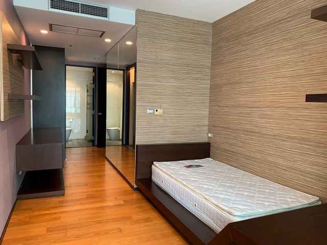 ให้เช่าคอนโด The Heights Thonglor ใกล้ BTS ทองหล่อ 2 ห้องนอน 140.92 ตร.ม. 60,000 บ/เดือนคอนโด The Heights Thonglor ถนนสุขุมวิท แขวงคลองตันเหนือ เขตวัฒนา กรุงเทพมหานคร 10110ขนาดห้อง 140.92 ตารางเมตรพื้นที่ใช้สอย 140.92 ตารางเมตร2 ห้องนอน2 ห้องน้ำ1 ห้องครัว1 ห้องนั่งเล่น1 ห้องทำงาน2 ที่จอดรถคอนโดมือสอง ห้องขนาดใหญ่ ชั้น 4 พื้นที่ใช้สอยกว้างขวาง เหมาะสำหรับอยู่อาศัยแบบครอบครัวหรือผู้ที่ต้องการพื้นที่พักผ่อนใจ�