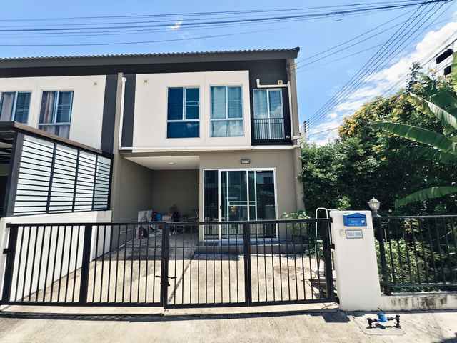 ขาย ทาวน์เฮ้าส์ ราชพฤกษ์-345 ขนาด 27 ตร.วา 3 ห้องนอน 2 ห้องน้ำ เดินทางสะดวกใกล้โรบินสันราชพฤกษ์ 2,790,000 บาททาวน์เฮ้าส์ หมู่บ้านพฤกษา ราชพฤกษ์-345ขนาดที่ดิน 27 ตารางวาพื้นที่ใช้สอย 120 ตารางเมตร3 ห้องนอน2 ห้องน้ำ1 ห้องครัว1 ห้องนั่งเล่น1 ที่จอดรถทาวน์เฮ้าส์มือสอง สภาพดี พร้อมเข้าอยู่ เหมาะสำหรับครอบครัวที่ต้องการบ้านในทำเลเดินทางสะดวก เชื่อมต่อหลายเส้นทาง ทั้งนนทบุรี ปทุ