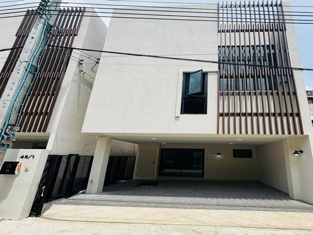 ให้เช่าทาวน์โฮม สไตล์โมเดิร์น Oak House ซอยวชิรธรรมสาธิต42 ใกล้ BTS อุดมสุข ** Agent **ติดต่อ คุณปอ : 061 619 8565ID line: 061 619 8565แอดไลน์กดที่ลิงค์นี้ได้เลยครับ : https://line.me/ti/p/zu0mm-ozFXติดต่อ คุณบิว : 081 252 3279 ID line: 061 787 9691แอดไลน์กดที่ลิงค์นี้ได้เลยครับ : https://line.me/ti/p/SR5Ehdv_q-** รหัส BT280ราคา 45,000 บาท/เดือนทาวน์โฮม 3 ชั้น สไตล์โมเดิร์น Oak House สุขุมวิท 101-1 • ที่ดิน 28 ตร.วา• พื้นที่ใช้สอย 151 ตร.ม• 3 ห้องนอน• 3 ห้องน้ำ• 2 ที่จอดรถ• แอร์ครบทุกห้อ