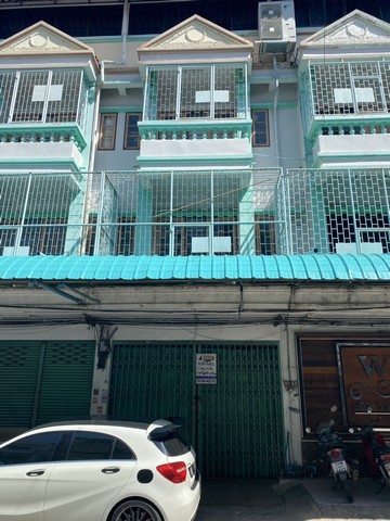 ขายด่วน! ตึกแถว 4 ชั้น ทำเลทองค้าขาย ติดถนนซอยแบริ่ง 34 ใกล้รถไฟฟ้า 2 สาย (BTS/MRT) ทำเลมี Traffic รถผ่านเข้าออกคึกคักตลอดวัน! ราคาพิเศษเพียง 4.49 ล้านบาทเท่านั้น! (ค่าใช้จ่ายวันโอนคนละครึ่ง)[รายละเอียดทรัพย์ / Property Details]ประเภททรัพย์: อาคารพาณิชย์ / ตึกแถว 4 ชั้นเนื้อที่ดิน: 23 ตารางวาพิกัด: ติดถนนซอยแบริ่ง 34 (ซอยสุขุมวิท 107) เชื่อมต่อซอยลาซาล 43จุดเด่นทางกายภาพ: หน้าตึกติดถนนซอยหลัก มีร�