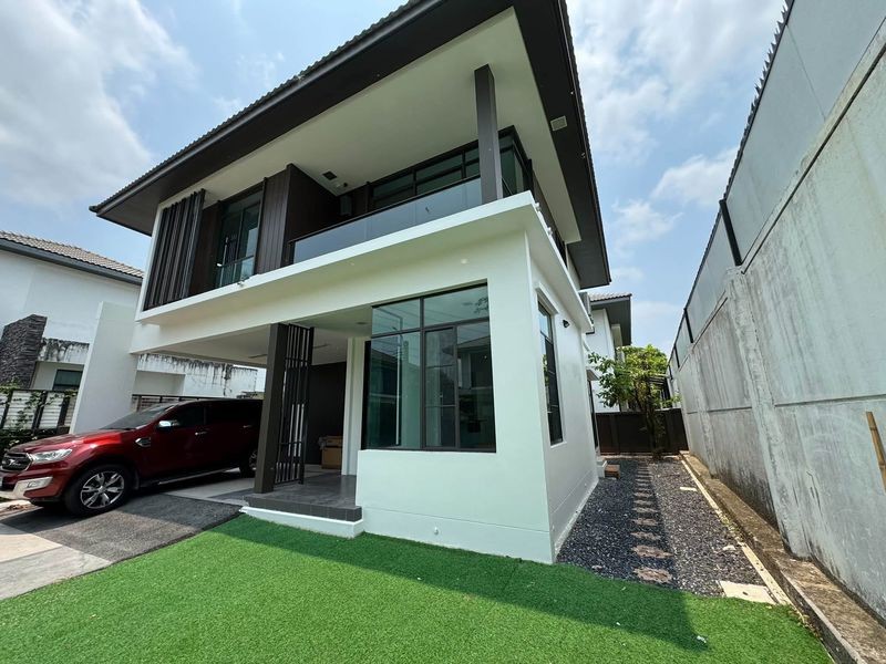 #ให้เช่าบ้านเดี่ยว 2 ชั้น มัณฑนา อ่อนนุช-วงแหวน 4 บ้าน 2 ชั้น 3 นอน 3 น้ำ โซนส่วนตัว#พร้อมเช่า Manthana Onnut - Wongwan 4ทำเลอ่อนนุช-วงแหวน เฟอร์ครบ พร้อมอยู่ ตำแหน่งใกล้ส่วนกลางค่าเช่า 50,000 /เดือนพร้อมอินเตอร์เนตรายเดือนมัดจำ 2 เดือน + ค่าเช่าล่วงหน้า 1 เดือนDetails:รายละเอียดบ้าน- บ้านเดี่ยว 2 ชั้น- ขนาดที่ดิน 66 ตารางวา มีสนามหญ้าเทียมหน้าบ้าน ไม่อึดอัด โปร่งโล่งสบาย- พื้นที่ใช้สอย 136 ตาราง�