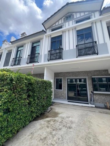 ให้เช่าทาวน์โฮม 2 ชั้น 25 ตรว. 3 ห้องนอน Villaggio 3 ศรีนครินทร์ – บางนา ใกล้ Mega บางนา ใกล้สวนส่วนกลาง บรรยากาศดีติดต่อ:: ชยา โทร/ID Line:: 0942823961Link Line:: https://line.me/ti/p/3xFA1An8Kcรหัส# T26-895ทาวน์โฮม 2 ชั้น Villaggio 3 ศรีนครินทร์ – บางนา ใกล้ Mega Bangna• เนื้อที่ 25 ตารางวา• 3 ห้องนอน (ประกอบด้วย 2 ห้องนอน + 1 ห้อง Walk-in Closet)• 3 ห้องน้ำ• 1 ห้องครัว 1 ห้องนั่งเล่น (Living Room)• สวนหลังบ้าน• ที่จอดรถ 2 คันจุดเด่น > บ้านอยู่ใกล้สวนส่วนกลาง บรรยา�