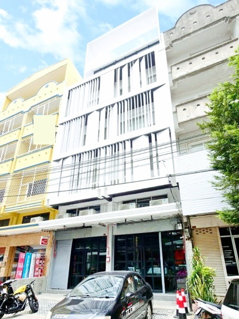 เปิดซิง!อาคาร โชว์รูม ให้เช่า 5.5ชั้น 4นอน 4น้ำ  MRTไทรม้า 350ม. 2คูหา รพ.พระนั่งเกล้า 1.5กม.  45ตร.วา.  885ตร.ม. 39,999 B-M. รองรับการค้า สำนักงาน และพักอาศัย ในย่านรัตนาธิเบศร์ เมืองนนทบุรี ติดถนนหลัก เดินทางสะดวก เชื่อมต่อถนนหลายสายNever Using MRT Thaima 350m. 2Units 5.5story Showroom building for rent 4bed 4bath near PhraNangklao Hospital 1.5km. 45sq.wa. 885sq.m. 39,999B-M suitable for commerce office and residential use in Rattanathibet area Nonthaburi located on the main road convenient transportation connecting to many roadsถนนรัตนาธิเบศร์ ตำบลไทรม้า อำเภอเมืองนนทบ