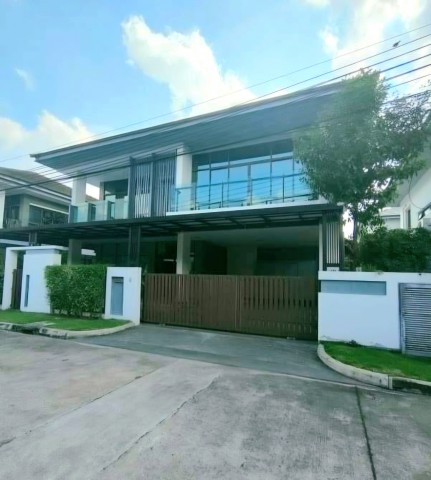 ขาย #บ้านเดี่ยว หมู่บ้านเศรษฐสิริ ศรีนครินทร์-พระราม 9 ถนนกรุงเทพกรีฑา ซอย 7 แยก 4 #ใกล้โรงเรียนนานาชาติไบรท์ตันราคาขาย 16,500,000 บาท#รายละเอียดประเภท : บ้านเดี่ยว 2 ชั้นหมู่บ้าน : เศรษฐสิริ ศรีนครินทร์-พระราม 9ขนาดที่ดิน : 74 ตารางวาพื้นที่ใช้สอย : 290 ตรม.จำนวนห้อง : 4 ห้องนอน 5 ห้องน้ำ- 1 ห้องรับแขก - 1 ห้องครัว- 1 ห้องทำงาน- 1 ห้องออกกำลังกาย- 1 ห้องแม่บ้าน พร้อมห้องน้ำที่จอดรถ : 2 คันเ