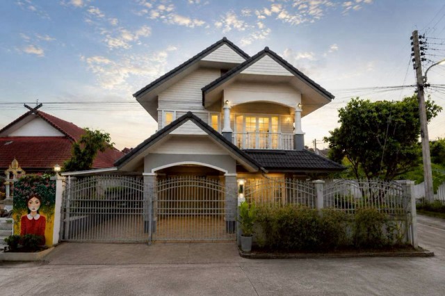 ให้เช่า 49,000 บาท/เดือน ขาย 6.9 ล้าน #โซนหางดง Pool Villa #รีโนเวทใหม่ บ้านสวย #สไตล์โมเดิร์น #เฟอร์นิเจอร์ครบ พร้อมอยู่ #ใกล้โรงเรียนนานาชาติหลายแห่งรายละเอียดบ้านที่ดิน 50 ตารางวาพื้นที่ใช้สอย 220 ตารางเมตรสระว่ายน้ำส่วนตัว ขนาด 2.5 × 3 เมตร3 ห้องนอน3 ห้องน้ำ2 ห้องครัว1 ห้องทำงาน1 ห้องเก็บของ1 ห้องแม่บ้านจอดรถได้ 2 คัน▪️ เครื่องปรับอากาศทุกห้อง▪️ เฟอร์นิเจอร์และของตกแต่งครบ ตาม
