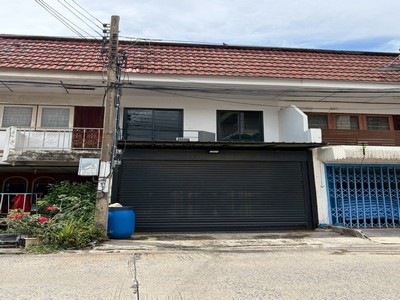 ขายทาวน์โฮม 2 ชั้น รีโนเวทใหม่พร้อมอยู่ใจกลางเมือง ถ.เสนานิคม ใกล้ลาดพร้าว-รัชโยธิน ใกล้รถไฟฟ้าสายสีเขียวเพียง 10 นาที .TPI-3238.ทาวน์โฮม 2 ชั้น รีโนเวทใหม่พร้อมอยู่ใจกลางเมือง ถ.เสนานิคม ใกล้ลาดพร้าว-รัชโยธิน ถนนซอยกว้างขับรถเข้าออกสะดวก ทำเลดี เข้าออกได้หลายเส้นทาง ทั้ง ถนนลาดปลาเค้า, เกษตร-นวมินทร์, รามอินทรา, พหลโยธิน และประเสริฐมนูกิจ ห่างจากสถานีรถไฟฟ้าเพี