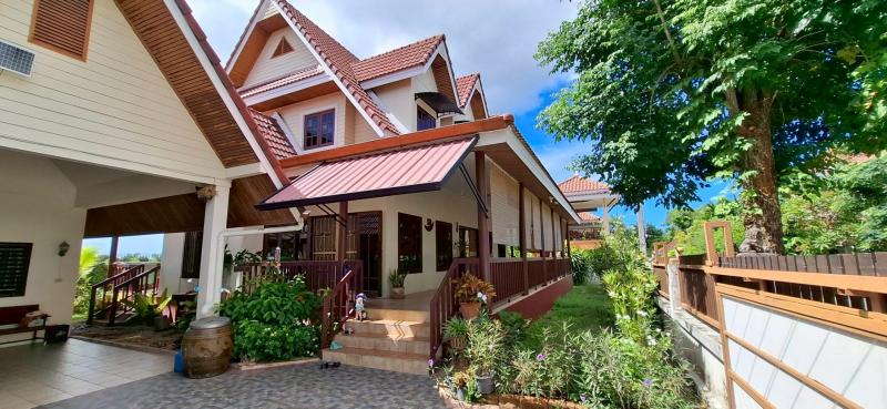 PZ1288 ขายบ้าน 122.6 ตรว. หมู่บ้านศรีสุข 1 สไตล์ไทยร่วมสมัย หลังคาทรงจั่ว อยู่ใกล้หาดพลา หาดพยูน ห่างจากถนนสุขุมวิทเพียง 3.1 กม.ตำบลพลา อำเภอบ้านฉาง จังหวัดระยองราคา 5,900,000 บาท **รายละเอียด**-ขายบ้านเดี่ยว 2 ชั้น-หมู่บ้านศรีสุข 1-เนื้อที่ 122.6 ตรว-พื้นที่ใช้สอย 282 ตร.ม.-บ้านหลังใหญ่ 1 หลัง และหลังเล็ก 1 หลัง(1) บ้านหลังใหญ่ -3 ห้องนอน-3 ห้องน้ำ-1 ห้องเอนกประสงค์-ห้องครัวขนาดใหญ่-ห้องนั่งเ