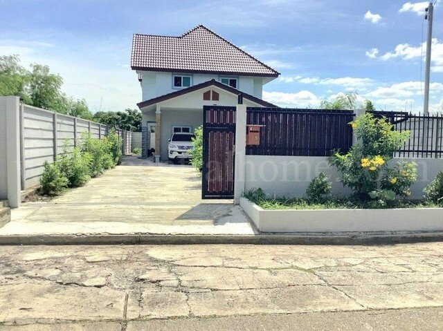 รหัสทรัพย์&nbsp; 7106บ้านเดี่ยว 2 หลังสร้างติดกัน ขายขาดทุน ราษฎร์อุทิศ 50 กรุงเทพที่ตั้ง :&nbsp;แขวงแสนแสบ เขตมีนบุรี กรุงเทพมหานคร 10510รายละเอียดทรัพย์- บ้านเดี่ยว&nbsp;2 ชั้น, ขนาดพื้นที่ 99.5 ตารางวา,&nbsp;พื้นที่ใช้สอย 250 ตารางเมตร- 5 ห้องนอน, 6ห้องน้ำ, 2 ห้องนั้งเล่น, 2 ห้องครัว, 6 ที่จอดรถ- เป็นบ้านเดี่ยวสร้างเองขนาดตัวบ้านรวม 20 เมตร x 10 เมตร- ลักษณะเป็นบ้าน 2 หลังสร้างติดกัน เหมาะกับครอบ