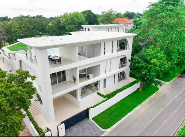 AOM 2939For Sale / ขาย  Big V – Type C Luxury Pool Villa พูลวิลล่าสุดหรู 3 ชั้น ดีไซน์ Modern Luxury พร้อมวิว Big Buddha | Rare High-End Residence   ตำบลบางละมุง บางละมุง,ชลบุรี  6  ห้องนอน   9   ห้องน้ำ   1  ห้องรับแขก   1  ห้องครัว   ที่ดิน   156.00 ตร.ว.   ใช้สอย   1159.00 ตร.ม.ราคา 62,800,000พูลวิลล่าสุดหรู 3 ชั้น ดีไซน์ Modern Luxury พร้อมวิว Big Buddha | Rare High-End Residenceยกระดับการใช้ชีวิตกับพูลวิลล่าสุดเอ็กซ์คลูซีฟ ที่โดดเด่นด้วยงานออกแบบ Modern Luxury พื้นที่ใช้สอยขนาดใหญ่ พร้อมสระว่