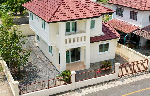 รีโนเวทใหม่ บ้านเดี่ยว 2 ชั้น ให้เช่า ใกล้ ม.รังสิต 3.3 กม.แยกบางพูน 1.5 กม.ทางด่วนบางพูน 1.6 กม.สนามกอล์ฟเมืองเอก  2.7 กม. ม.รังสิต 3.3 กม.  บ้านเดี่ยว 2 ชั้นโปร่ง  3 นอน 2 น้ำ แยกบางพูน 1.5 กม. 35 ตร.ว. 140 ตร.ม. ค่าเช่า 13,498บาท/เดือน (ต่อรองได้)รายละเอียดทรัพย์บ้านเดี่ยว 2 ชั้นเนื้อที่ 35 ตร.ว.พื้นที่ใช้สอย 140 ตร.ม.3 ห้องนอน 2 ห้องน้ำจอดรถ 1 คันรีโนเวทใหม่ทั้งหลังจุดเด่นพื้นกระเบื้องแกรนิตโต้ขนาด 60