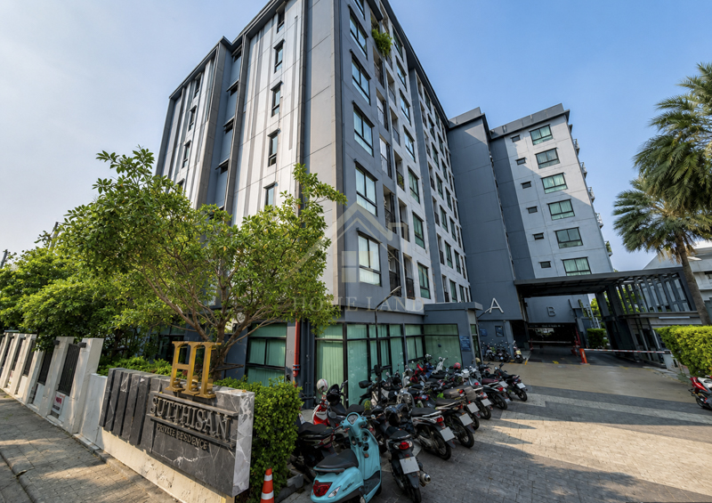 BHL1303Hi Suttisan ไฮ คอนโด สุทธิสารที่ตั้ง :  ซอย 20 มิถุนา แยก 5 ถนนสุทธิสารวินิจฉัย แขวงสามเสนนอก เขตห้วยขวาง กรุงเทพฯรายละเอียดบ้าน- ตึก C อาศัยอยู่ชั้น 8 มีทั้งหมด 8 ชั้น- เนื้อที่ 30.21 ตร.ม.- 1 ห้องนอน 1 ห้องน้ำ- จอดรถได้ 1 คัน - เครื่องปรับอากาศ 2 เครื่อง- หันหน้าทิศตะวันตก- ฟิตเนส สระว่าย อยู่ชั้น 2 คอนโด A- ค่าส่วนกลาง 14,000 ต่อปี / ตารางวาล่ะ 39 บาท- วิวเมืองสถานที่ใกล้เคียง- ใกล้ MRT สุทธิสาร- 