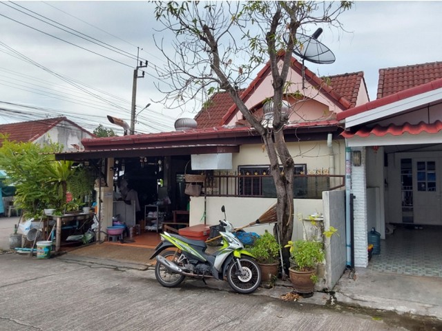 ขาย บ้านเดี่ยว โครงการนันทวัน 5 กรุงเทพมหานคร   ซอยเลียบวารี 11 ถนนเลียบวารี ตำบลโคกแฝด อำเภอหนองจอก กรุงเทพมหานคร  ราคา  1,820,000 บาท    รายละเอียดทรัพย์ -  เนื้อที่ 27.90 ตารางวา   พื้นที่ใช้สอย 94.50 ตารางเมตร -  2 ห้องนอน 2 ห้องน้ำ  -  1 ที่จอดรถ  -  บ้านหันไปทางทิศ  พิกัดทรัพย์ :   https://maps.app.goo.gl/9P2XYfJGWaU1EZzt6  สถานที่ใกล้เคียง   - มหาวิทยาลัยเทคโนโลยีมหานคร - โลตัส หนองจอก - ตลาดหนองจอก - แม็คโคร หนองจอก 