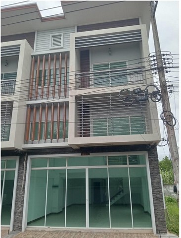 รหัสทรัพย์ (Code ID)  :  PSC-01422  ราคา    3,300,000   บาท (ราคาต่อรองได้) - เนื้อที่ 23.40 ตร.ว.พื้นที่ใช้สอย 162.00 ตร.ม. -  4 ห้องนอน 3 ห้องน้ำ -  1 ที่จอดรถ   บ้านหันไปทางทิศ   พิกัดทรัพย์ : https://maps.app.goo.gl/c9RDCnxWr9ShsopR8  สถานที่ใกล้เคียง   - ใกล้โรงเรียนหาดใหญ่รัฐประชาสรรค์ - ใกล้ท่าอากาศยานนานาชาติหาดใหญ่      สอบถามเพิ่มเติม / นัดชม โทร. 097-419-5982(พลอย) โทร. 096-932-4624(ออมสิน) Line : @panaya (มี@ด้านหน้า)  ปรึกษาสินเชื่อฟรี One Stop Service ดูแลตั้งแต่ต�