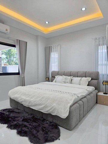 บ้านเดี่ยวสร้างใหม่ พร้อมสระว่ายน้ำส่วนตัวห้วยใหญ่ บ้านเลขที่ 81/33 บางละมุง  ชลบุรีรหัส TTR 2919-  พื้นที่ดิน 58.7 ตร.วา-  3 ห้องนอน-  2 ห้องน้ำ-  ห้องโถงขนาดใหญ่ โปร่ง โล่ง อยู่สบาย-  ห้องครัวแยกเป็นสัดส่วน-  สระว่ายน้ำส่วนตัว (ระบบคลอรีน) ขนาด 3×3 เมตร-  ที่จอดรถในบ้าน 1–2 คัน-  ประตูรั้วรีโมทอัตโนมัติ   พร้อมเข้าอยู่ได้ทันทีเฟอร์นิเจอร์และเครื่องใช้ไฟฟ้าครบ:-  เครื่องปรับอากาศ 4 เ