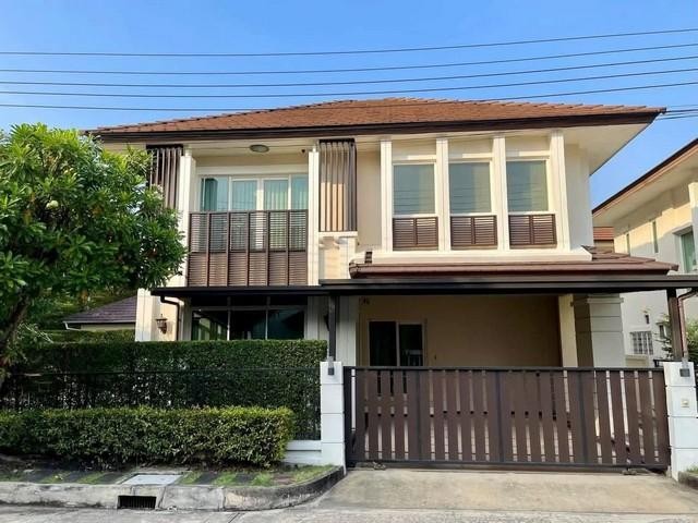 ขายบ้านเดี่ยว 2 ชั้น หลังมุม 77.60 ตรว. หมู่บ้านเดอะเซนโทร อ่อนนุช-วงแหวน Centro Onnut-Wongwaen ทำเลดี ติดถนนใหญ่ สุขุมวิท77ติดต่อ:: ชยา โทร/ID Line:: 0942823961Link Line:: https://line.me/ti/p/3xFA1An8Kcรหัส# T26-898บ้านเดี่ยว 2 ชั้น หมู่บ้านเดอะเซนโทร อ่อนนุช-วงแหวน Centro Onnut-Wongwaen• บ้านหลังหัวมุม ทิศใต้ รับลม ที่ดินขนาดใหญ่ สนามหญ้ากว้าง บ้านพร้อมอยู่• เนื้อที่ 77.60 ตรว• พื้นที่ใช้สอย 240 ตรม• 3 ห้องนอน• 3 ห้องน้ำ• 2 ห้องอเนกประสงค์ ต่อเ�