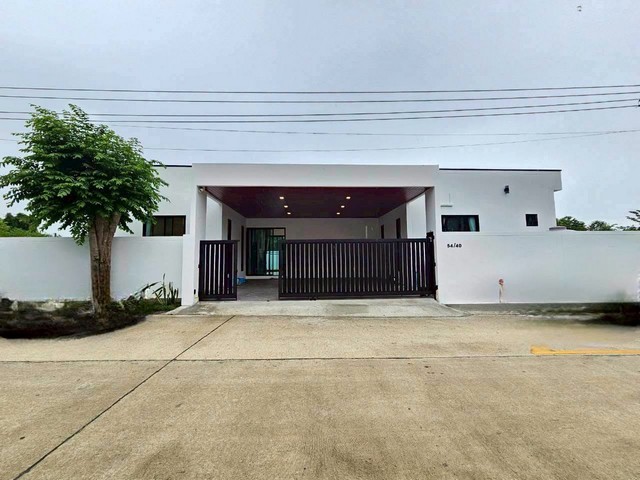 ขายบ้านเดี่ยวสร้างใหม่พร้อมสระว่ายน้ำ ใกล้โรงเรียนนานาชาติรีเจ้นท์ใกล้ขอบอ่างมาบประชัน บางละมุง ชลบุรีรหัส  TTR 2916-ขนาดที่ดิน: 92 ตร.วา - พื้นที่ใช้สอย: 240 ตร.ม.- ฟังก์ชั่นบ้าน: 4 ห้องนอน 3 ห้องน้ำของแถมสุดพิเศษ - ตู้เย็นขนาดใหญ่- ตู้อบโอเว่น & ไมโครเวฟ-  ทีวี 70 นิ้ว- จากุซซี่ในห้องมาสเตอร์- แอร์ 3 เครื่อง- ประตูรีโมทอัตโนมัติ- แทงค์น้ำ 4,000 ลิตร- สระว่ายน้ำส่วนตัวขนาด 4×8 เมตร