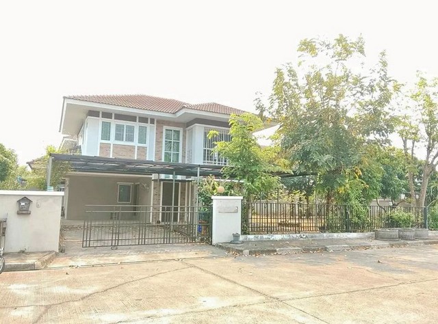 ให้เช่า 25,000 บาท/เดือน ใกล้โรงเรียนนานาชาติ #MillHill ทำเลสะดวก พร้อมสวนกว้าง #บ้านแปลงมุม บรรยากาศดี พร้อมเข้าอยู่รายละเอียดบ้าน4 ห้องนอน3 ห้องน้ำ1 ที่จอดรถค่าเช่ารายปี 25,000 บาท/เดือนเช่าระยะสั้น เริ่มต้น 1 เดือน เพียง 35,000 บาท/เดือนสิ่งอำนวยความสะดวกภายในโครงการสระว่ายน้ำฟิตเนสระบบรักษาความปลอดภัย 24 ชั่วโมงสถานที่ใกล้เคียงMill Hill International SchoolM Sport ComplexMee Mallริมปิงซูเปอร์มาร์เก็ต7-E
