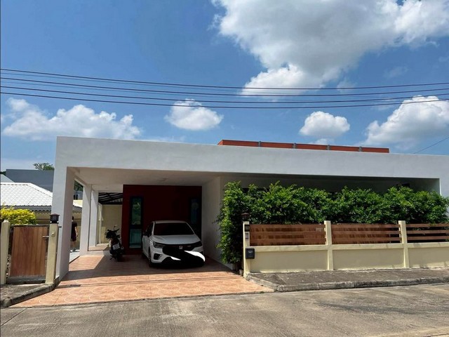 #โซนสุเทพ ขาย 6.75 ล้าน 120.8 ตรว. #ชญยลวิว บ้านเดี่ยวชั้นเดียว บนที่ดินแปลงใหญ่ บรรยากาศเงียบสงบ พื้นที่กว้าง เหมาะสำหรับครอบครัวที่ต้องการความเป็นส่วนตัว พร้อมเข้าอยู่ได้ทันทีรายละเอียดบ้านเนื้อที่ดิน 120.8 ตารางวาพื้นที่ใช้สอย 242 ตารางเมตร3 ห้องนอน3 ห้องน้ำของแถมเครื่องปรับอากาศ 3 เครื่องปั๊มน้ำถังเก็บน้ำเครื่องดูดควันเตาแก๊สประตูรั้วรีโมทอัตโนมัติข้อมูลเพ