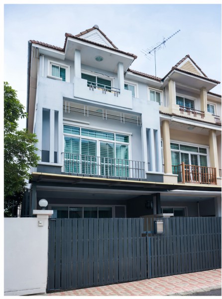 โรบินสันไลฟ์สไตล์ ศรีสมาน 900 ม. ถ เลี่ยงเมืองปากเกร็ด ซ25-31 ให้เช่าทาวน์โฮม3ชั้น3นอน3น้ำ  14,998บ.ต่อเดือน ทางด่วนศรีสมาน1กม.เมืองทองธานี 2.8ซ็นทรัลแจ้งวัฒนะ 3 กม.บิ๊กซี แจ้งวัฒนะ 3 กม.แม็คโคร แจ้งวัฒนะ 3 กม.โลตัส แจ้งวัฒนะ 3 กม.เหมาะสำหรับอยู่อาศัยระยะยาว ขนาดที่ดิน 23ตร.ว. พื้นที่ใช้สอย 160ตร.ม. บ้านหลังใหญ่ บรรยากาศเงียบสงบ เดินทางสะดวก เหมาะสำหรับอยู่อาศัยของครอบครัวเฟอร์�