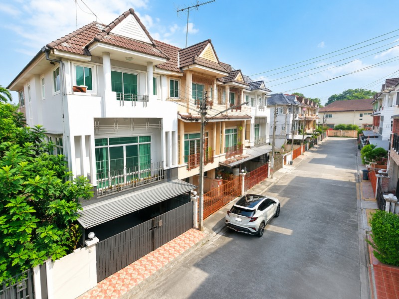 ทางด่วนศรีสมาน1กม. ถ เลี่ยงเมืองปากเกร็ด ซ25-31 ให้เช่าทาวน์โฮม3ชั้น3นอน3น้ำ โรบินสันไลฟ์สไตล์ ศรีสมาน 900 ม. 14,999บ.ต่อเดือน เมืองทองธานี 2.8ซ็นทรัลแจ้งวัฒนะ 3 กม.บิ๊กซี แจ้งวัฒนะ 3 กม.แม็คโคร แจ้งวัฒนะ 3 กม.โลตัส แจ้งวัฒนะ 3 กม.เหมาะสำหรับอยู่อาศัยระยะยาว ขนาดที่ดิน 23ตร.ว. พื้นที่ใช้สอย 160ตร.ม. บ้านหลังใหญ่ บรรยากาศเงียบสงบ เดินทางสะดวก เหมาะสำหรับอยู่อาศัยของครอบครัวเฟอร์�