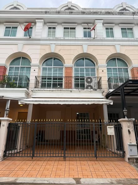 ขายทาวน์โฮม 3 ชั้น 21.3 ตรว. พลัส ซิตี้ พาร์ค พระราม 9-หัวหมาก Plus City Park ใกล้ The Nine, มหาวิทยาลัย Abac (ขายพร้อมผู้เช่า) *** ราคาขาย 5.8 ล้านบาท ติดต่อ::  ชยา โทร/ID Line:: 0942823961   Link Line:: https://line.me/ti/p/3xFA1An8Kcรหัส# T26-952ทาวน์โฮม 3 ชั้น พลัส ซิตี้ พาร์ค พระราม 9-หัวหมาก Plus City Park• เนื้อที่ 21.3 ต.ร.วา• พื้นที่ใช้สอย 180 ต.ร.ม.• 3 ห้องนอน • 4 ห้องน้ำ • 1 ห้องนั่งเล่น 1 ห้องครัว• จอดรถ 2 คัน• แถมเฟอร์นิเจอร์ ตู้ เตียงและเครื่องใช้ไฟฟ้าทั