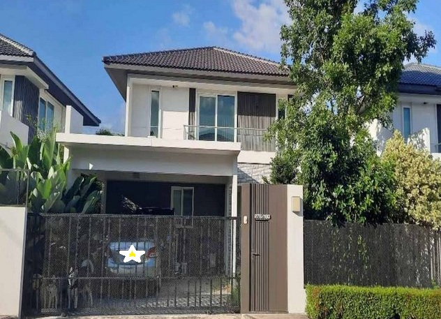 ให้เช่าบ้านเดี่ยว 2 ชั้น 51 ตรว. 3 ห้องนอน หมู่บ้านมัณฑนา ศรีนครินทร์-ร่มเกล้า ถนนเคหะร่มเกล้า 6 ใกล้สนามบินสุวรรณภูมิ *** ราคาเช่า 45,000 บาท/เดือน  ติดต่อ::  ชยา โทร/ID Line:: 0942823961   Link Line:: https://line.me/ti/p/3xFA1An8Kcรหัส# T26-947บ้านเดี่ยว 2 ชั้น หมู่บ้านมัณฑนา ศรีนครินทร์-ร่มเกล้า ถนนเคหะร่มเกล้า 6 ใกล้สนามบินสุวรรณภูมิ • ขนาดที่ดิน 51 ตร.ว.  • พื้นที่ใช้สอยรวมส่วนต่อเติม 148 ตร.ม.• 3 ห้องนอน • 3 ห้องน้ำ • ที่จอ�