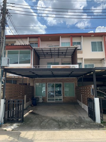 ให้เช่าทาวน์โฮม 3 ชั้น พัฒนาการ 31/1 พื้นที่ใช้สอย 270 ตร.ม. ขนาดใหญ่จุดเด่นให้เช่าทาวน์โฮม 3 ชั้น หลังใหญ่ 270 ตร.ม. พัฒนาการ 31/1เดินทางสะดวก เหมาะทั้งอยู่อาศัยและโฮมออฟฟิศรายละเอียดบ้าน★ เนื้อที่ 34 ตร.วา. พื้นที่ใช้สอย 270 ตร.ม.★ 4 ห้องนอน 3 ห้องน้ำ 1 ห้องครัว★ หน้าบ้านกว้าง 5 เมตร จอดรถหน้าบ้านได้ 2 คัน★ แอร์ 6 ตัว | เครื่องทำน้ำอุ่น 2 เครื่อง | เครื่องดูดควัน | ติดผ้าม่านทั้งหลัง★ 