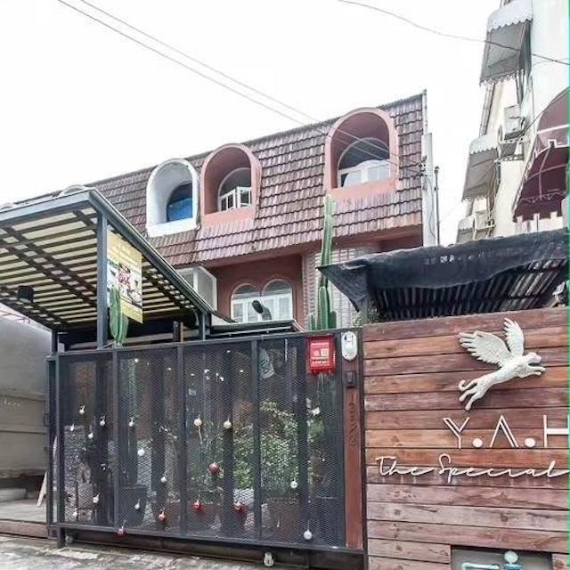 ให้เช่าโฮมออฟฟิศ 3 ชั้น ย่านสาทร ซอย 7 แยก 1 ใกล้ BTS ช่องนนทรี เพียง 200 เมตร รีโนเวทใหม่ทั้งหลัง ** อนุญาตเลี้ยงสุนัขและแมว ( ตามเงื่อนไขผู้ให้เช่า ) **ราคาเช่า 120,000 บาท / เดือน ( ทำสัญญาภายในเดือนกรกฎาคม 2569 ) ( สัญญาขั้นต่ำ 2 ปี ประกัน 2 เดือน ล่วงหน้า 1 เดือน )ราคาเช่า 130,000 บาท / เดือน ( จดทะเบียนบริษัท ) ( สัญญาขั้นต่ำ 2 ปี ประกัน 2 เดือน ล่วงหน้า 1 เดือน )ที่ตั้ง ถนนสาทรเหนือ ซอยสาทร 7 แยก 1 �