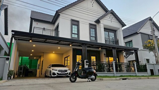 BH4219 ขาย/เช่า บ้านหรู CENTRO บางนา เฟส 2 บ้านเดี่ยว Modern Luxury พร้อมอยู่ ใกล้ Mega Bangna และสนามบินสุวรรณภูมิติดต่อ Agent คุณบัว (Bua)Tel: 093-646-4597&nbsp;LINE ID: Bua093ขาย 16.90 ล้านบาทเช่า 130,000 บาท/เดือนบ้านเดี่ยวหรู 2 ชั้น ในโครงการ CENTRO บางนา เฟส 2 จาก AP Thailand ตกแต่งบิวท์อินครบ พร้อมเฟอร์นิเจอร์และเครื่องใช้ไฟฟ้าครบครัน บ้านสวยพร้อมเข้าอยู่ เหมาะสำหรับครอบครัวขนาดใหญ่ ผู้บริหาร นักธุรกิจ และชาวต่างชาติที่ต้องก�