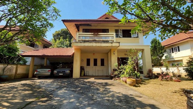สุดคุ้มขายเพียง 4.5 ล้าน 154 ตรว. #รุ่งอรุณ3 #หางดง บ้านเดี่ยว 2 ชั้น #บ้านสภาพเดิม แปลงใหญ่ ทำเลทอง บรรยากาศเงียบสงบ #ซื้อรีโนเวทอยู่เองหรือปล่อยเช่าได้รายละเอียดบ้านเนื้อที่ดิน 154 ตารางวา5 ห้องนอน4 ห้องน้ำ2 ที่จอดรถในร่มสิ่งอำนวยความสะดวกภายในโครงการระบบรักษาความปลอดภัย 24 ชั่วโมงกล้องวงจรปิด (CCTV)สวนสาธารณะถนนภายในโครงการกว้าง บรรยากาศร่มรื่นสถานที่ใกล้เคียงก�