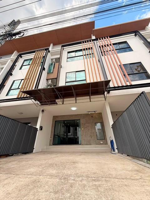 ให้เช่า Home office 3 ชั้น 196 ตร.ม. โครงการ ไอฟีล บางนา iField Bangna ติดถนนกาญจนาภิเษก ใกล้เมกะบางนา *** ราคาเช่า 43,000 บาท /เดือน ติดต่อ::  ชยา โทร/ID Line:: 0942823961   Link Line:: https://line.me/ti/p/3xFA1An8Kcรหัส# T26-957Home office 3 ชั้น โครงการ ไอฟีล บางนา iField Bangna• พื้นที่ใช้สอย 196 ตร.ม.• 3 ห้องนอน • 3 ห้องน้ำ • 2 ห้องรับแขก • หน้าบ้านกว้าง 2 ที่จอดรถ • เฟอร์นิเจอร์ครบ แอร์ครบทุกห้อง เครื่องใช้ไฟฟ้าครบ รับสัตว์เลี้ยง พร้อมเข้าอยู่• เดินทางสะด�