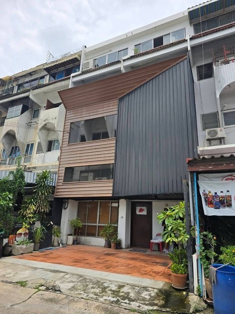 ให้เช่าโฮมออฟฟิศ 4.5 ชั้น 2 คูหา 520 ตรม. ตีทะลุเป็นคูหาเดียวแล้ว ซอยนวมินทร์ 80 เข้าซอยเล็กน้อย ใกล้โลตัสนวมินทร์*** ราคาเช่า 65,000 บาท /เดือน *** ราคาขาย 11.5 ล้านบาท ติดต่อ::  ชยา โทร/ID Line:: 0942823961   Link Line:: https://line.me/ti/p/3xFA1An8Kcรหัส# T26-953โฮมออฟฟิศ 4.5 ชั้น 2 คูหา ตีทะลุเป็นคูหาเดียวแล้ว ซอยนวมินทร์ 80 ใกล้โลตัสนวมินทร์• เนื้อที่ 42 ตารางวา • พื้นที่ใช้สอย 520 ตรม. • ห้องน้ำส่วนกลาง/ เเพนทรี /ห้องรับแขก /ห้องปร