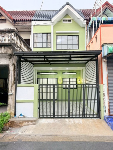 ทาวน์เฮ้าส์ 2 ชั้น หมู่บ้านสินธานี 3 ซอยนวลจันทร์ 9บ้านพร้อมอยู่ ทำเลดี นวลจันทร์ คุ้มกว่านี้ไม่มีแล้ว ไม่ต้องแต่งเพิ่ม ประหยัดทั้งเงินและเวลา ใกล้รถไฟฟ้าสายสีชมพู แฟชั่นไอส์แลนด์ราคาเพียง 2.59 ล้านบาท (2,590,000บาท)ฟรีโอน----------------------------------------รายละเอียด- ทาวน์เฮ้าส์ 2 ชั้น เนื้อที่ 16 ตารางวา- 2 ห้องนอน 2 ห้องน้ำ 1 ห้องครัว- มีเทอเรสด้านหลัง- ต่อเติมหลังคาโรงจอดรถพร้อมปูกระเบื�