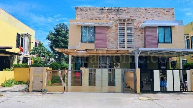 รหัสทรัพย์ N1218บ้านแฝด 2 ชั้น หมู่บ้านร็อคการเด้นท์ แอร์พอร์ต เฟส2 เหมาะซื้อลงทุนรีโนเวท ถูกสุดในโครงการที่ตั้ง :&nbsp; ถนนหลวงแพ่ง ตำบลศรีษะจรเข้น้อย อำเภอบางเสาธง จังหวัดสมุทรปราการ 10540รายละเอียดทรัพย์- บ้านแฝด 2 ชั้น พร้อมอยู่ ขนาดเนื้อที่ 41.9 ตารางวา พื้นที่ใช้สอย 125 ตารางเมตร- 3 ห้องนอน, 3 ห้องน้ำ, 1 ห้องรับแขก, 1 ห้องครัว, จอดรถได้ 2 คัน- ไม่รวมเฟอร์นิเจอร์ ขายตามสภาพ เห�