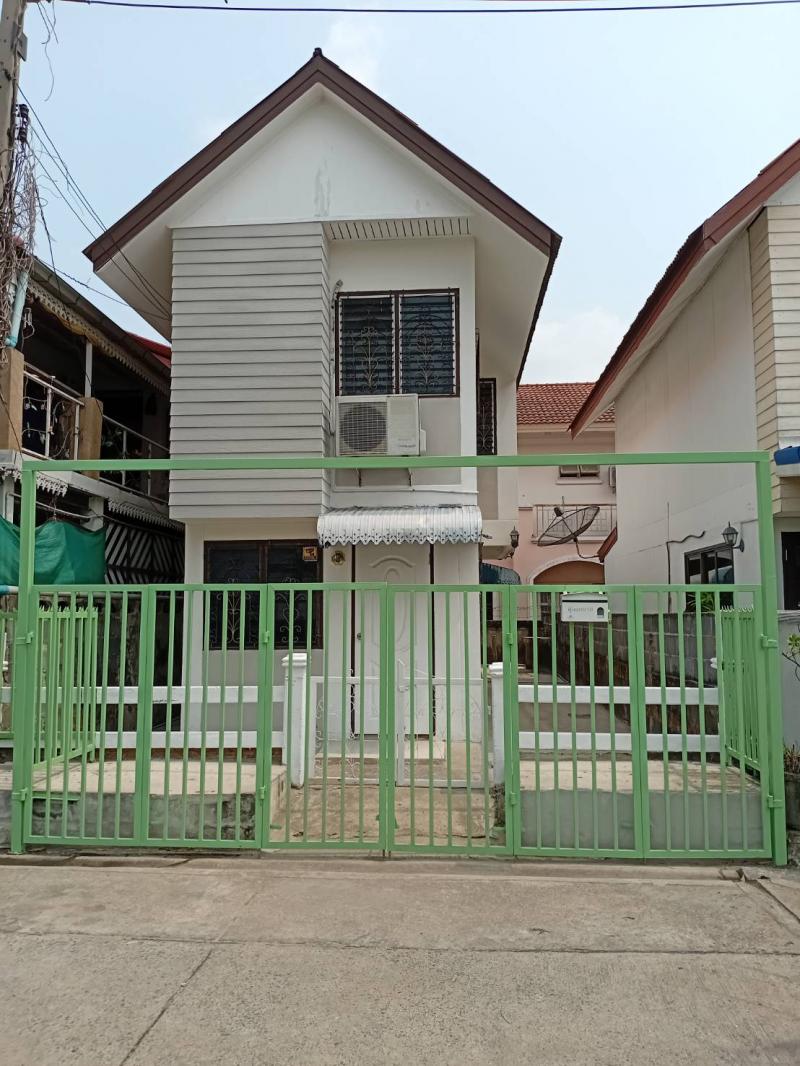 ขายบ้านเดี่ยว 2 ชั้น โครงการบ้านเอื้ออาทร รังสิต–คลองสาม ทำเลดี ใกล้ดอนเมืองที่ตั้ง : ตำบลคลองสาม  อำเภอคลองหลวง  จังหวัดปทุมธานี 12120ขนาดพื้นที่ : 25 ตารางวา ฟังก์ชัน-บ้านเดี่ยว 2 ชั้น-2 ห้องนอน -1 ห้องน้้ำ-1 ห้องรับแขก-1 ห้องครัว -1 ที่จอดรถ(พิเศษของแถม)-แอร์ 1 เครื่อง-ปั๊มน้ำ 1 เครื่อง จุดเด่นของบ้าน-เดินทางสะดวก เข้า-ออกได้ง่าย-ทำเลปลอดภัย บรรยากาศเงียบสงบ เย็นสบาย-บ้าน�