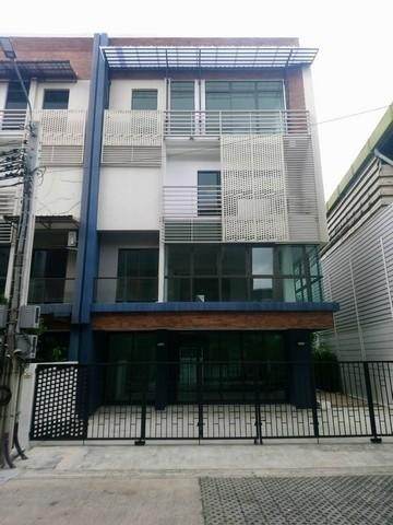 ให้เช่าโฮมออฟฟิศ 4 ชั้น โครงการ ดิสทริค เอกมัย-รามอินทรา ซอยรามอินทรา 40 หลังมุม ใกล้รถไฟฟ้าสายสีชมพูราคาเช่า 60,000 บาท / เดือน ( สัญญาขั้นต่ำ 1 ปี ประกัน 2 เดือน ล่วงหน้า 1 เดือน )ที่ตั้ง ถนนรามอินทรา ซอยรามอินทรา 40 แขวงนวลจันทร์ เขตบึงกุ่ม กรุงเทพมหานคร 10230ติดต่อ : คุณภัสพงณ์ 0634098164Line : deedee23https://www.facebook.com/profile.php?id=61581484955548เนื้อที่ 49 ตารางวา พื้นที่ใช้สอย 320 ตารางเมตร จำนวน 4 ชั้น 3 ห้องทำงาน 2 ห