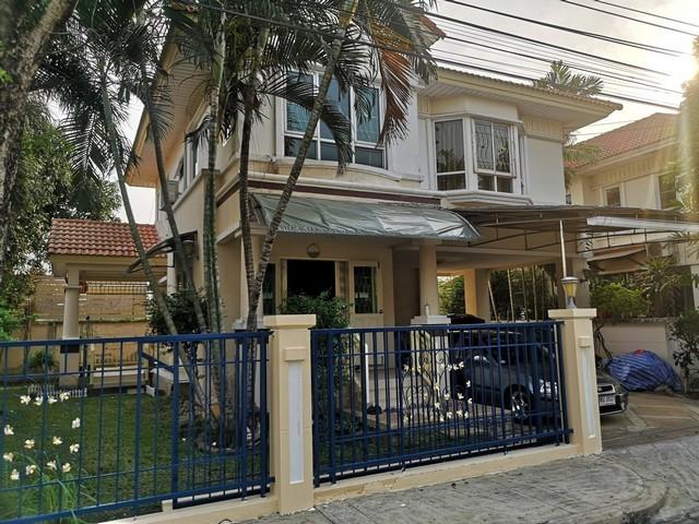 ให้เช่าบ้านเดี่ยว 2 ชั้น หมู่บ้านเพอร์เฟค พาร์ค รามคำแหง–สุวรรณภูมิ ซอยเคหะร่มเกล้า 64 บ้านหันหน้าทิศเหนือราคาเช่า 25,000 บาท / เดือน ( สัญญาขั้นต่ำ 1 ปี ประกัน 2 เดือน ล่วงหน้า 1 เดือน )ที่ตั้ง ถนนเคหะร่มเกล้า ซอยเคหะร่มเกล้า 64 แขวงคลองสองต้นนุ่น เขตลาดกระบัง กรุงเทพมหานคร 10520ติดต่อ : คุณภัสพงณ์ 0634098164Line : deedee23https://www.facebook.com/profile.php?id=61581484955548เนื้อที่ 60 ตารางวา จำนวน 2 ชั้น 3 ห้องนอน 3 ห้องน้ำ�