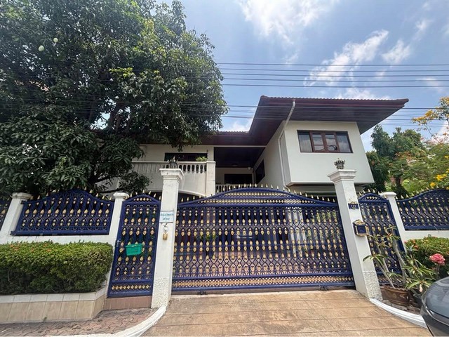 ขายบ้านเดี่ยว2ชั้น67ตร.วหมู่บ้านผกามาศปรีดีพนมยงศ์14สุขุมวิท71ใกล้BTSพระโขนง เฟอร์นิเจอร์ไม้สักท้้งหลังราคาขาย 19,000,000 บาทที่ตั้ง ถนนปรีดีพนมยงศ์ 14 ซอยสุขุมวิท 71 แขวงสวนหลวง เขตสวนหลวง กรุงเทพมหานคร 10250ติดต่อ : คุณภัสพงณ์ 0634098164Line : binkem22https://www.facebook.com/profile.php?id=61581484955548เนื้อที่ 67 ตารางวา จำนวน 2 ชั้น 4 ห้องนอน 1 ห้องแม่บ้าน 5 ห้องน้ำ จอดรถในบ้าน 2 คันเฟอร์นิเจอร์ไม้สักท้้งหลัง เครื่องใช้ไ�