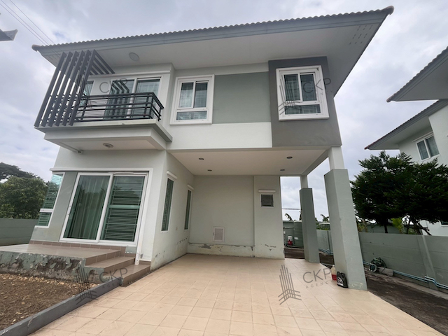 ขาย บ้านเดี่ยว 2 ชั้น หลังมุม บรรยากาศร่มรื่น ถ.ราชพฤกษ์ ใกล้โรบินสัน ราชพฤกษ์ เดินทางสะดวกสบาย ต.บางพลับ อ.ปากเกร็ด นนทบุรี สนใจติดต่อสอบถามได้ค่ะรายละเอียด (Description)- พื้นที่ 63.4 ตร.วา- พื้นที่ใช้สอย 224 ตร.ม.- บ้าน 2 ชั้น- 4 ห้องนอน 3 ห้องน้ำ- เครื่องปรับอากาศ 5 เครื่องการเดินทาง - ถนนชัยพฤกษ์  800 เมตร- ถนนราชพฤกษ์  1 กิโลเมตร- ถนนบางกรวย-ไทรน้อย  4.5 กิโลเมตร- ถนนกาญจนาภิเษก  5.2 กิโลเ�