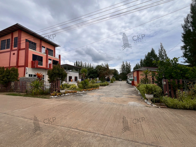 รหัสทรัพย์&nbsp; : 7065&nbsp;บ้านเดี่ยว 133 ตร.วา&nbsp;ท่าข้าม 20 พระราม 2 ใกล้ เซ็นทรัลพระราม 2ที่ตั้ง :&nbsp;ซอยท่าข้าม 20 แขวงแสมดำ&nbsp;เขตบางขุนเทียน กรุงเทพมหานคร 10150รายละเอียดทรัพย์- บ้านเดี่ยว&nbsp;2 ชั้น เนื้อที่ 133 ตารางวา&nbsp;พื้นที่ใช้สอย&nbsp;250 ตารางเมตร- 3 ห้องนอน, 2&nbsp;ห้องน้ำ, 2 ที่จอดรถ (ชั้นบน 2ห้องนอน ชั้นล่าง 1 ห้องนอน ห้องน้ำอยู่ในบ้าน 1 ห้อง นอกบ้าน 1 ห้อง )- หน้าที่ดินกว้าง 20 เมตร&nbsp;ยาว 25 เมตร- 