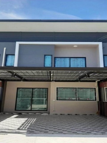 ให้เช่าทาวน์โฮม 2 ชั้น 3 ห้องนอน เดอะคัลเลอร์ บางนา-วงแหวน 3 บางนา-ตราด กม.10 ใกล้เมกะบางนาติดต่อ:: ชยา โทร/ID Line:: 0942823961Link Line:: https://line.me/ti/p/3xFA1An8Kcรหัส# T26-917ทาวน์โฮม 2 ชั้น เดอะคัลเลอร์ วงแหวน ต้นโครงการ หลังบ้านไม่ติดใคร (บางนา-ตราด กม.10)• ขนาด 20.90 ตร.วา• พื้นที่ใช้สอย 118 ตร.ม.• 3 ห้องนอน• 2 ห้องน้ำ• 1 ห้องนั่งเล่น 1 ห้องครัว (ต่อเติมแล้ว)• จอดรถในบ้านได้ 2 คัน• พื้นที่ซักล้างหลังบ้าน• แอร์ 4 เครื่อ