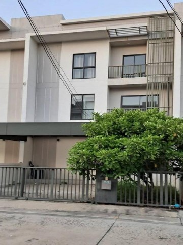 ให้เช่าโฮมออฟฟิศ 3 ชั้น 29 ตรว. Villa Albero (วิลลา อัลเบโร) กรุงเทพกรีฑา 15-1 ใกล้นานาชาติ Wellingtonติดต่อ:: ชยา โทร/ID Line:: 0942823961Link Line:: https://line.me/ti/p/3xFA1An8Kcรหัส# T26-918โฮมออฟฟิศ 3 ชั้น โครงการ Villa Albero กรุงเทพกรีฑา 15/1 ใกล้นานาชาติ Wellington• เนื้อที่ดิน 29 ตรว.• 3 ห้องนอน• 3 ห้องน้ำ• 2 ที่จอดรถ• กรุงเทพกรีฑา 15/1 ติดถนนกรุงเทพกรีฑาทั้งเส้นเก่า และเส้นตัดใหม่ เข้าได้ทั้ง 2 ด้านสิ่งอำนวยความสะดวก• รปภ.ตลอด 24 ชั่วโมง มีป้อม�