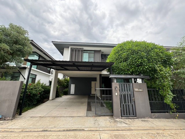ให้เช่าบ้านเดี่ยว 2 ชั้น 52 ตรว. 3 ห้องนอน โครงการมัณฑนา ศรีนครินทร์-บางนา ใกล้ JAS URBAN ศรีนครินทร์*** ราคาเช่า 41,000 บาท/เดือน  ติดต่อ::  ชยา โทร/ID Line:: 0942823961   Link Line:: https://line.me/ti/p/3xFA1An8Kcรหัส# T26-892 • บ้านเดี่ยว 2 ชั้น โครงการมัณฑนา ศรีนครินทร์-บางนา• เนื้อที่ 52 ตารางวา• พื้นที่ใช้สอย 165 ตารางเมตร• กว้าง : 10 เมตร• 3 ห้องนอน • 3 ห้องน้ำ • 3 ห้องครัว ห้องรับแขก• จอดรถได้ 2 คัน• ทิศใต้สิ่งอำนวยความ:• สระว่ายน้�