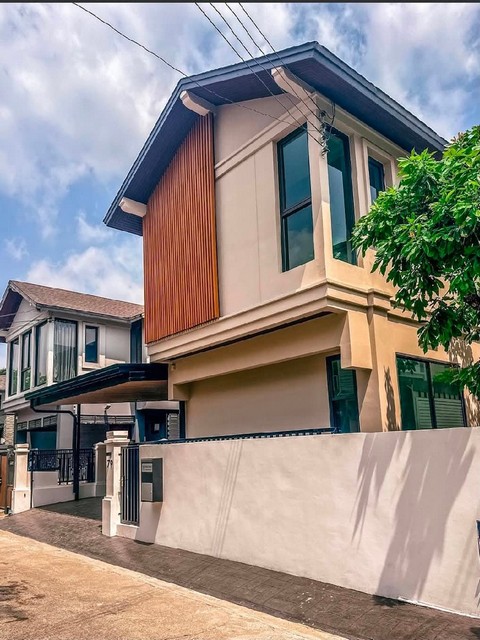 ให้เช่าบ้านเดี่ยว 2 ชั้น 60 ตรว. 3 ห้องนอน โครงการบ้านสวนปริญสิริ ซอยโยธินพัฒนา 3 ใกล้เลียบด่วน ตกแต่งใหม่ พร้อมเข้าอยู่*** ราคาเช่า 79,000 บาท/เดือนติดต่อ::  ชยา โทร/ID Line:: 0942823961   Link Line:: https://line.me/ti/p/3xFA1An8Kcรหัส# T26-889บ้านเดี่ยว 2 ชั้น โครงการบ้านสวนปริญสิริ เอกมัย–รามอินทรา (โยธินพัฒนา 3)ตกแต่งใหม่ พร้อมเข้าอยู่• เนื้อที่ 60 ตร.วา• พื้นที่ใช้สอยประมาณ 250 ตร.ม.• 3 ห้องนอน • 3 ห้องน้ำ• ห้องทำงาน/ห้อ�