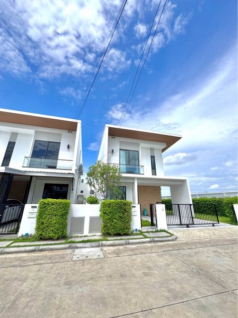 ให้เช่าบ้านแฝดหลังมุม 3 ห้องนอน โคโม่ เบียงก้า บางนา Como Bianca สไตล์ Minimal Eco Living ใกล้เมกะบางนาและวงแหวนกาญจนา*** ราคาพิเศษ 57,000 บาท / เดือน (ราคาพิเศษ กค จากปกติ 60,000 )ติดต่อ:: ชยา โทร/ID Line:: 0942823961   Link Line:: https://line.me/ti/p/3xFA1An8Kcรหัส# T26-967บ้านแฝดหลังมุม Como Bianca บางนา สไตล์ Minimal Eco Living หลังใหม่ ไม่เคยปล่อยเช่าใกล้เมกะบางนาและวงแหวนกาญจนาภิเษกเพียง 2 - 3 km• บ้านแฝดหลังมุม 2 ชั้น (พื้นที่เกือบเท่าบ้านเดี่ยว) • เนื้อ�