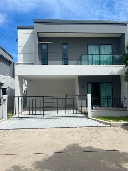 ให้เช่าบ้านเดี่ยว 2 ชั้น 198 ตรม. 4 ห้องนอน โครงการเซนโทร บางนา Centro Bangna ใกล้เมกะบางนา  *** ราคาเช่า 75,000 บาท/เดือน ติดต่อ::  ชยา โทร/ID Line:: 0942823961   Link Line:: https://line.me/ti/p/3xFA1An8Kcรหัส# T26-966 บ้านเดี่ยว 2 ชั้น โครงการเซนโทร บางนา ใกล้เมกะบางนา  • เนื้อที่ 50 ตรว.• พื้นที่ใช้สอย 198 ตรม• 4 ห้องนอน• 4 ห้องน้ำ• จอดรถ: 2 คัน• เฟอร์นิเจอร์ และเครื่องใช้ไฟฟ้า พร้อมเข้าอยู่สิ่งอำนวยความสะดวกในโครงการ• Clubhouse/ ฟิตเนส / สระ�