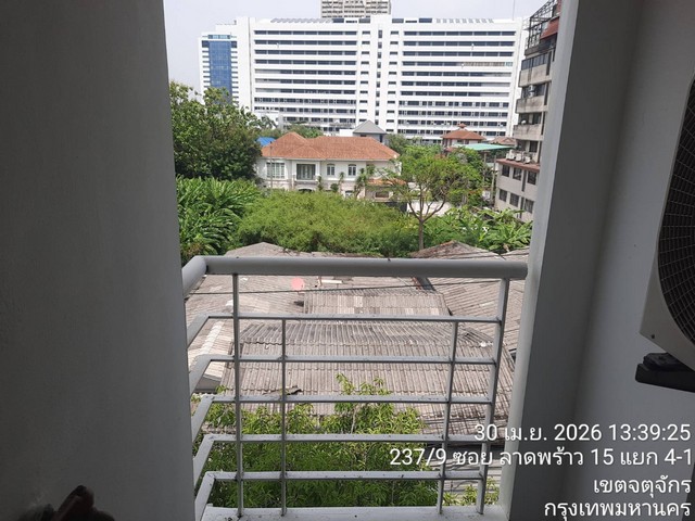 ขายคอนโด จี-วัน คอนโด ถนนรัชดาภิเษก ลาดยาว บางเขน กรุงเทพมหานคร  จี-วัน คอนโด ถนนรัชดาภิเษก ลาดยาว บางเขน กรุงเทพมหานคร  ราคา 1,650,000 บาท  (ราคาต่อรองได้)  รายละเอียดทรัพย์ -  พื้นที่ใช้สอย 34.7 ตรม. -  1 ห้องนอน 1 ห้องน้ำ  -  1 ที่จอดรถ   พิกัดทรัพย์ : https://maps.app.goo.gl/ZSdEutzkyN1CGJNV7  สถานที่ใกล้เคียง   - บิ๊กซี เอ็กซ์ตร้า ลาดพร้าว 2 - ยูเนี่ยนมอลล์ - สถานีขนส่งผู้โดยสารกรุงเทพฯ (จตุจักร) หมอชิต 2 - ตลาดนั�