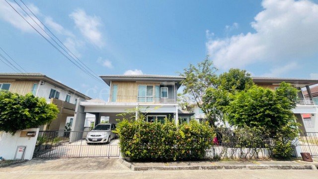 รหัสทรัพย์ : 7064&nbsp;บ้านเดี่ยว วิลลาจิโอ พระราม 2 บ้านหลังใหญ่ ราคาถูกที่สุดในโครงการที่ตั้ง : ซอย บางกระดี่ 35/1 แขวงแสมดำ เขตบางขุนเทียน กรุงเทพมหานคร 10150รายละเอียดทรัพย์- บ้านเดี่ยว&nbsp;2 ชั้น เนื้อที่ 60 ตารางวา พื้นที่ใช้สอย ประมาณ 220 ตารางเมตร&nbsp;- 4 ห้องนอน, 2&nbsp;ห้องน้ำ, 1 ห้องครัว, 4 ที่จอดรถ-&nbsp;แอร์ 3 เครื่อง, เครื่องทำน้ำอุ่น- บ้านเงียบสงบ ใกล้ชิดธรรมชาติ&nbsp;ไม่วุ่นวาย&nbsp;- หน้า